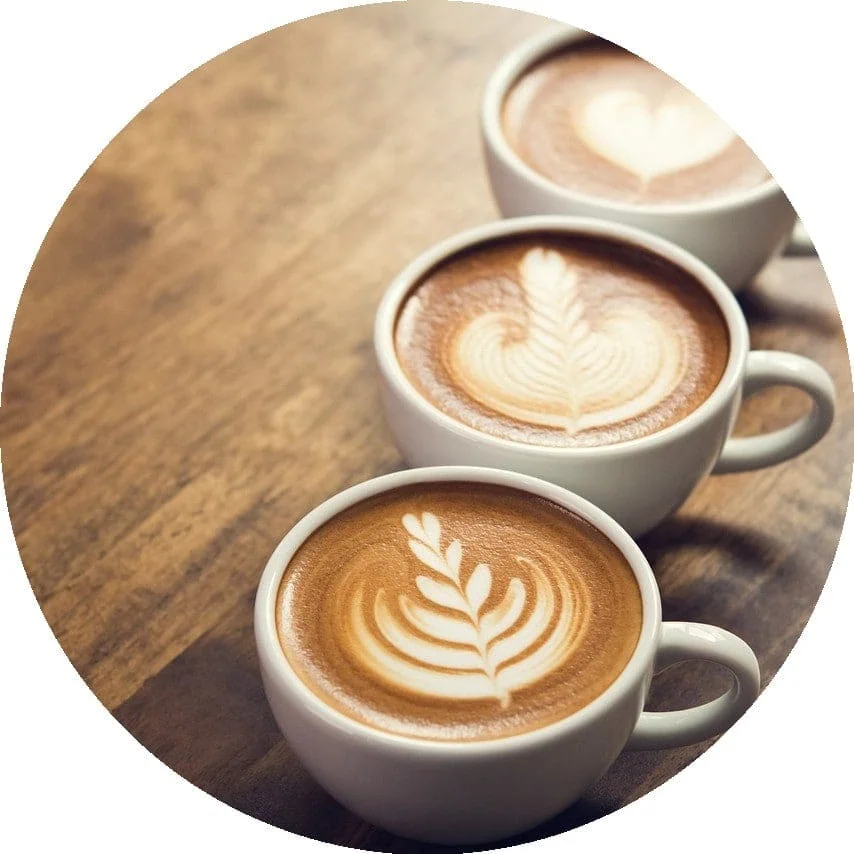 Trilogía de cafés latte con arte barista