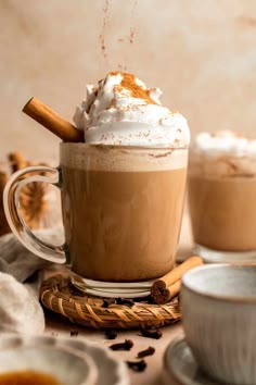 Café especial con crema suave batida, canela en rama y especias aromáticas